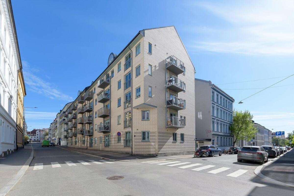 Apartment Penthouse Balcony,parking And 2 Bedrooms *